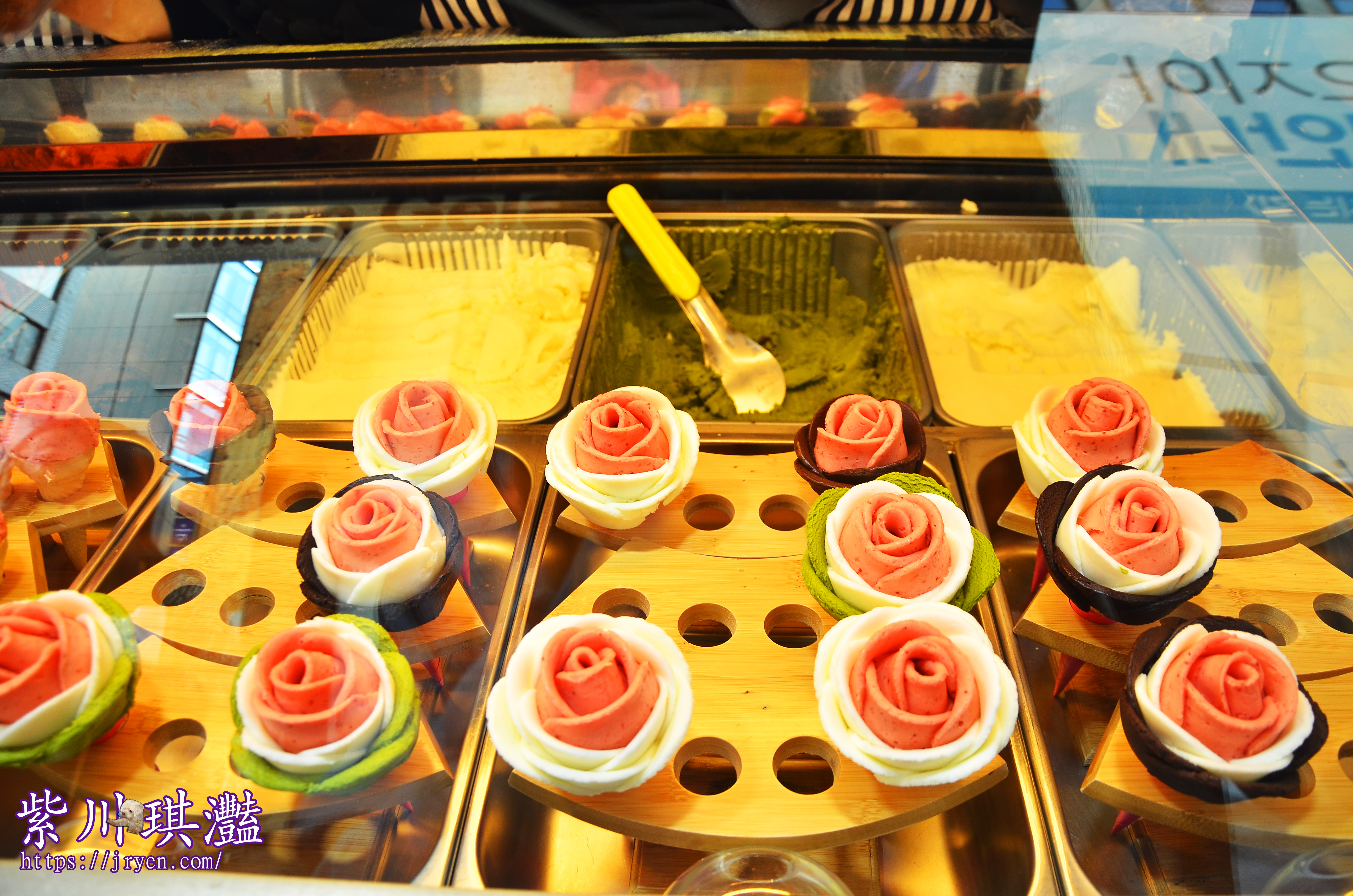 明洞美食｜Milky Bee & Gela Rosa 粉嫩玫瑰 盛開冰淇淋 夜市美食 明洞逛街 玫瑰冰淇淋 義大利冰淇淋 藝術