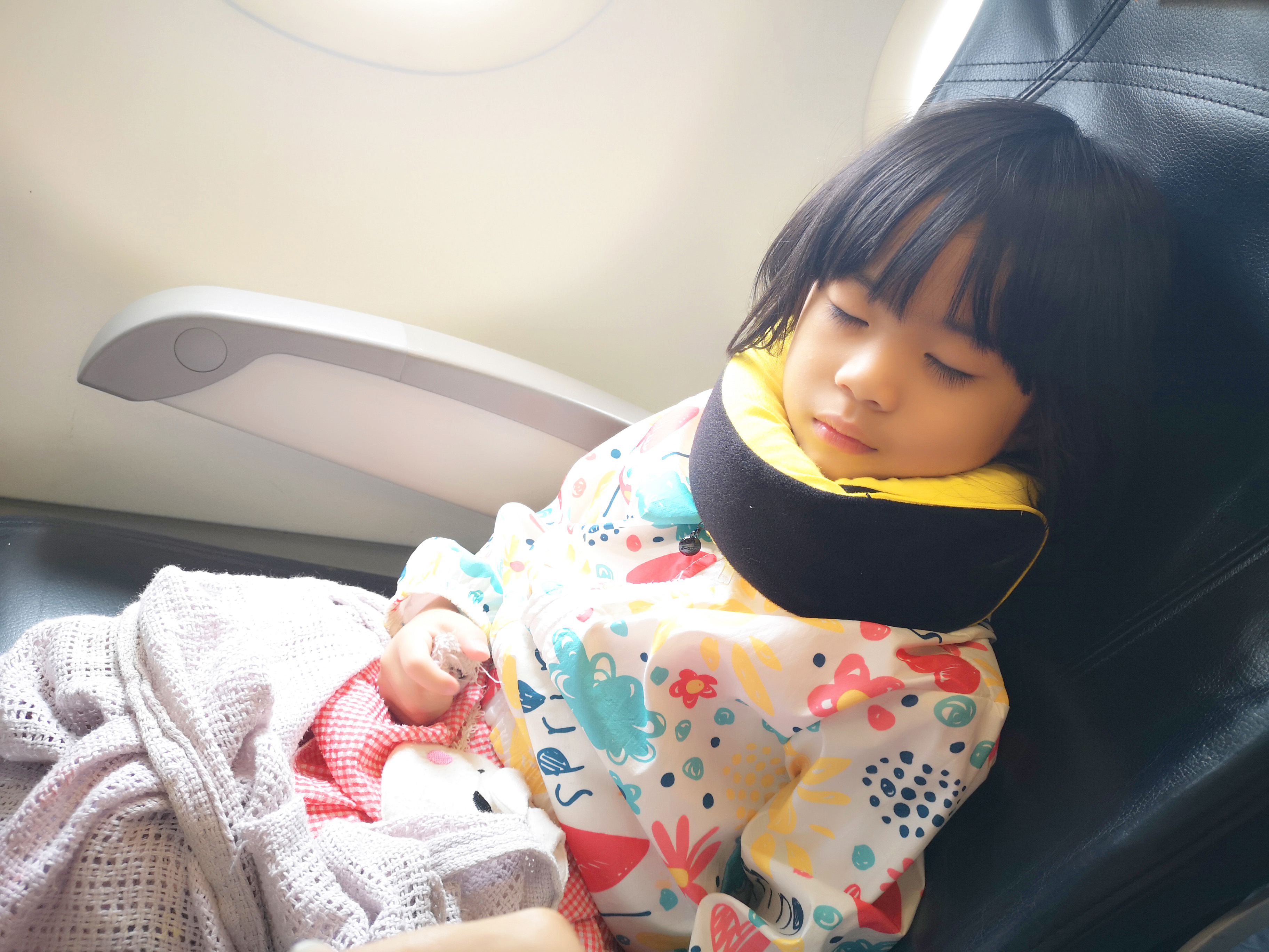 出國神器小而輕巧好收納的旅遊頸枕，提高生活品質擴大實用性的GreySa格蕾莎全家福旅行頸枕｜長途飛機必帶物品