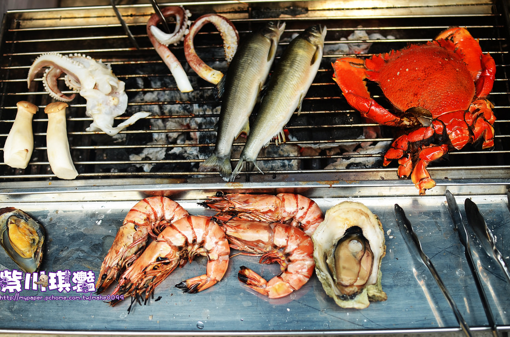 愛家家的極鮮霸王豪華餐烤的皆是海鮮食材，飄出來的香氣就像去旗津吃烤海鮮那種味道。