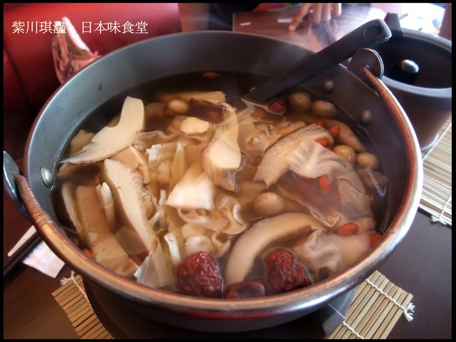 紫川琪灩.食》(F100FD)二訪日本味食堂。我在想什麼?菇菇寶貝鍋