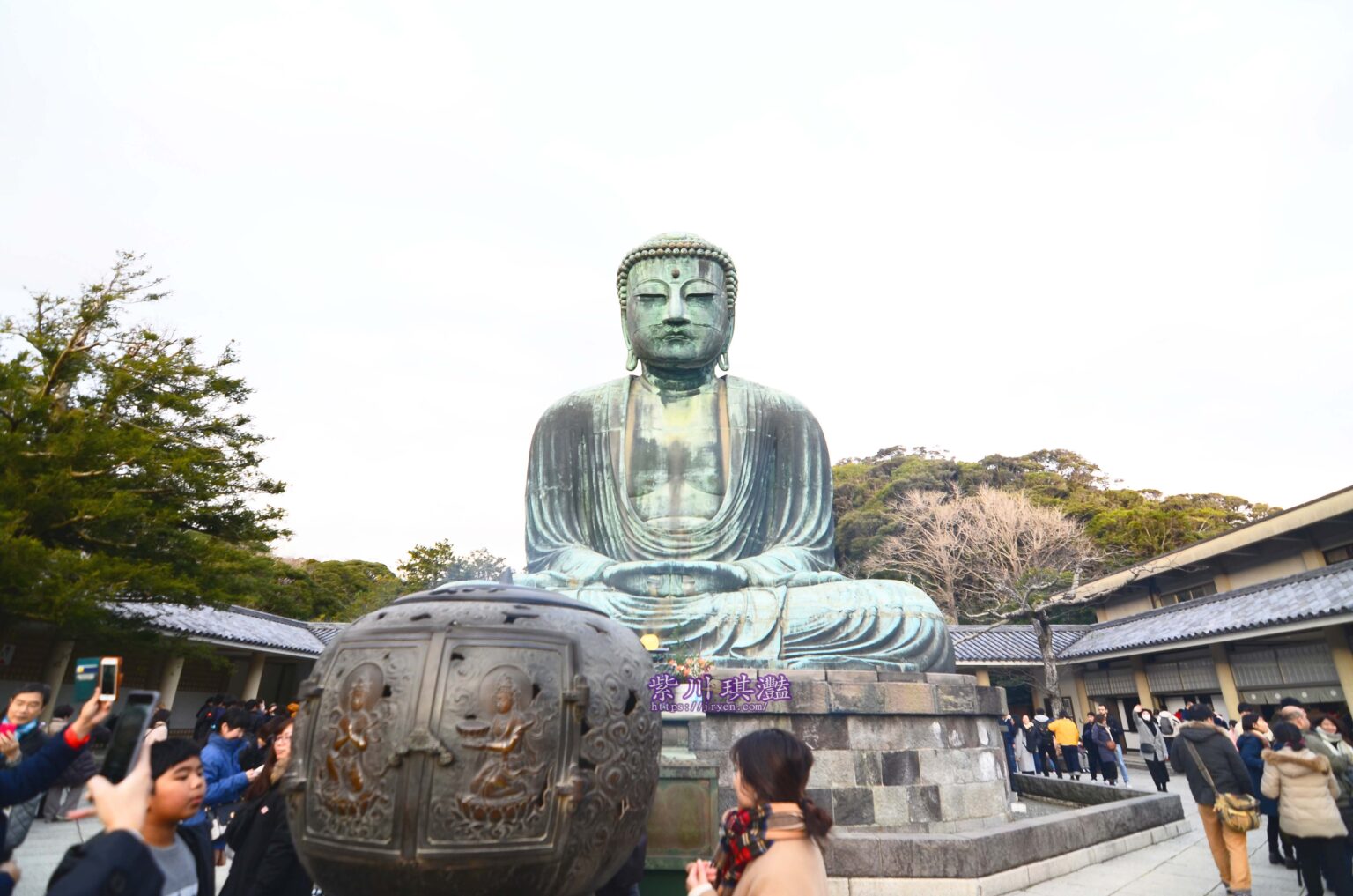 鎌倉親子旅遊景點 鎌倉大佛是神奈川縣指標性旅遊景點，親子合照因大佛的身高，不論從哪個角度都能完美與大佛合照。 附註: 每年的3-4月鎌倉櫻花盛開，鎌倉賞櫻景點高德院是熱門排行之一。 每年的5-6月鎌倉紫陽花期，台灣稱為繡球花。日本畢業旅行時間很多都安排在5月。 鎌倉大佛花期3-7月都有花景環繞，是鎌倉旅遊旺季，畢業團體人會非常多。 欣賞日本獨有的美感，短暫而鮮明的美、自然古色，都在鎌倉花期能感受到。