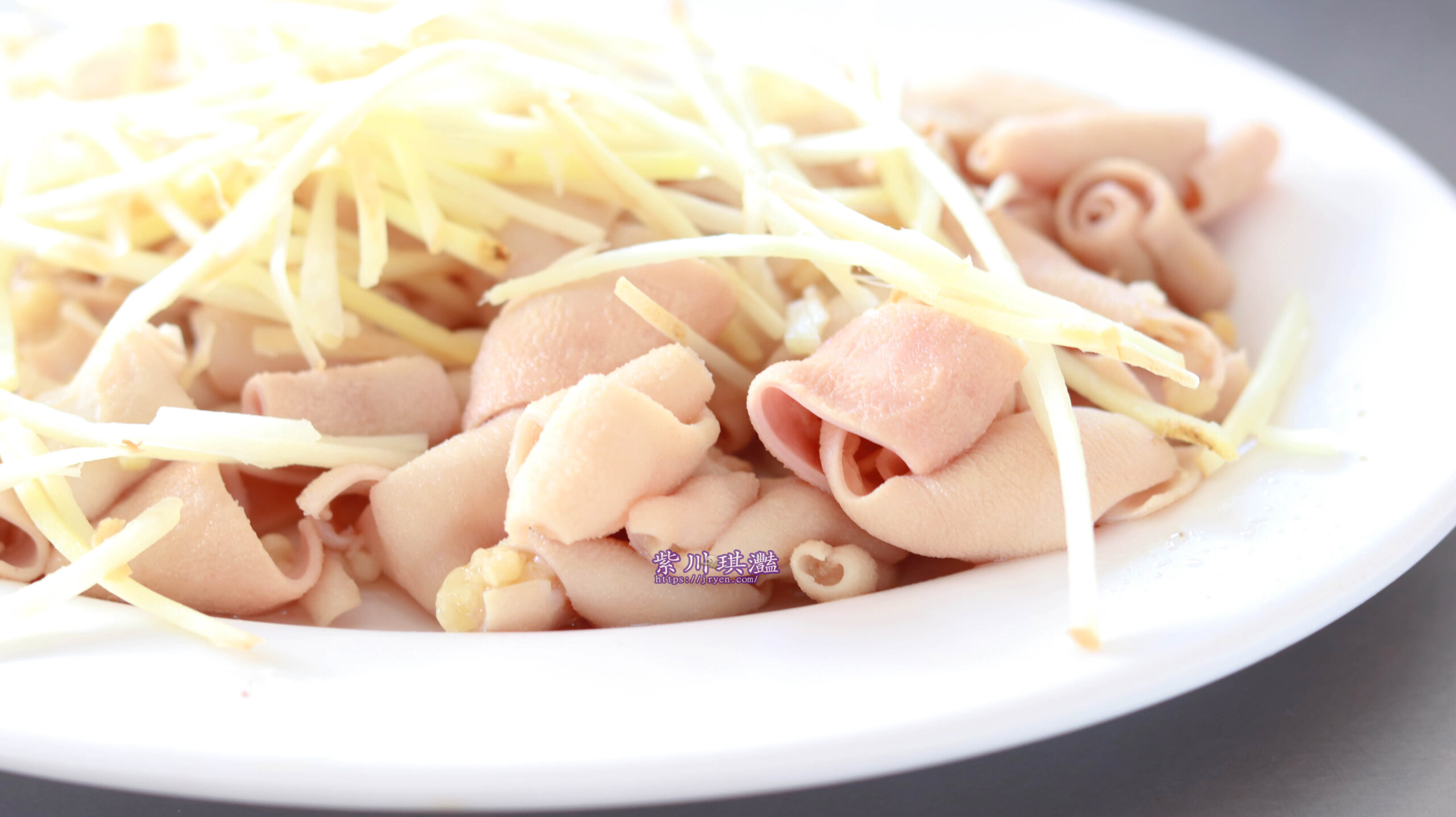 鹽埕銅板美食鴨肉本大片的鴨肉加上肉燥，是鹽埕在地人狂推的傳統味道
